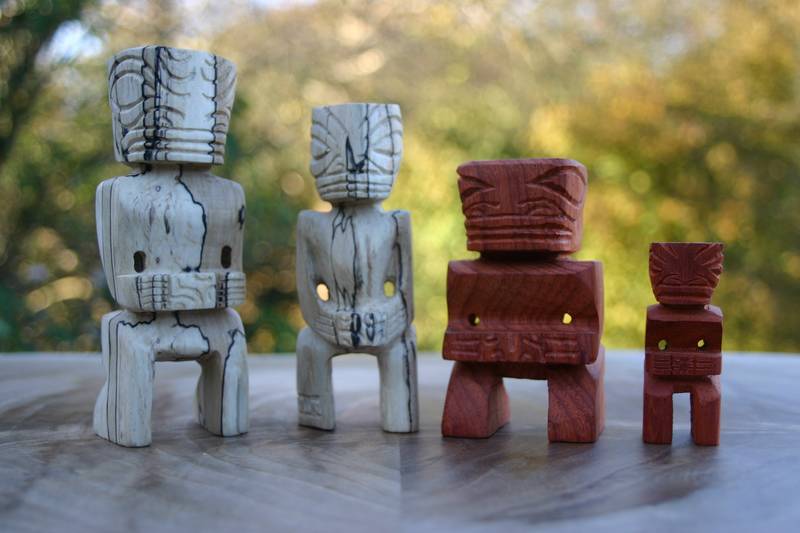 25.jpg - 25. Tikis – Hêtre échauffé et Padouck