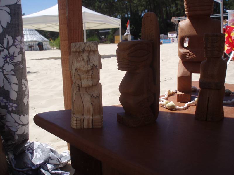 54.jpg - 54. Tiki surfeur et Moaï sur la plage – Sapelli et Hêtre échauffé