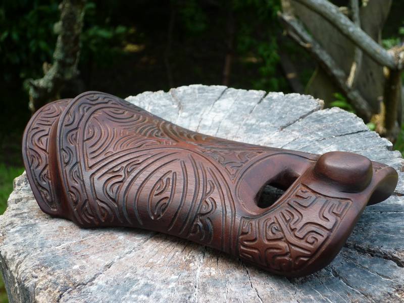 74.jpg - 74. Selle en Miro sculptée à Nuku Hiva